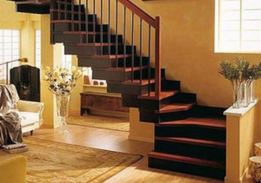 Г-образная деревянная лестница для загородных домов