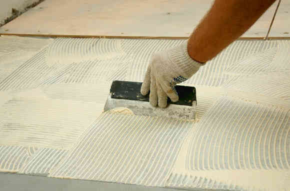 Приклеивание фанеры на бетонное основание
