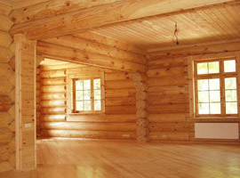 Интерьер деревянного дома с плинтусом