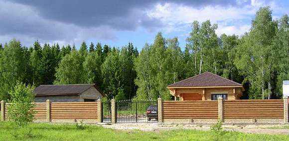 Забор из деревянного блок хауса